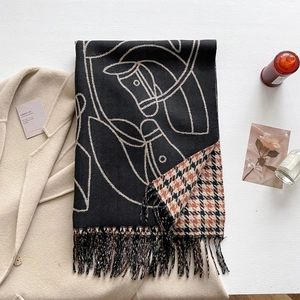 Dettaglio sciarpa in cashmere con stampa cavallo, frange e calda scena autunnale