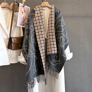 Sciarpa spessa double face in finto cashmere con motivo cavallo, pied de poule e frange