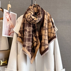 Écharpe rayée marron et beige en imitation cachemire avec motifs floraux et franges