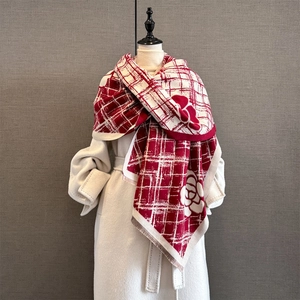 Détail de l'écharpe rayée rouge et blanche en imitation cachemire à motif camélia