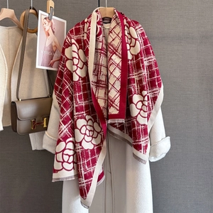 Châle classique aux motifs de camélia, rayures rouges et beige avec franges
