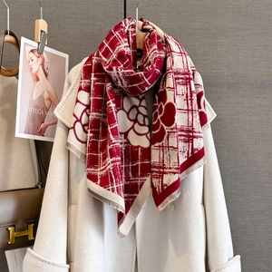 Détails de l'écharpe en cachemire rouge et beige avec motifs floraux et franges