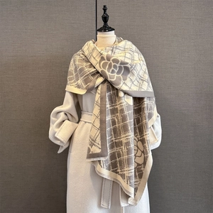 Détail du motif floral de camélia et des rayures sur l'écharpe douce en cachemire