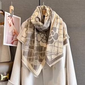 Écharpe élégante en cachemire à rayures, motif camélia et franges sur manteau beige