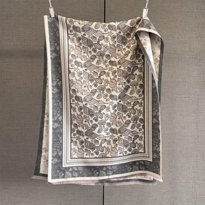 Detail eines Kaschmir-ähnlichen Schals mit Paisley- und Muschel-Jacquard-Mustern