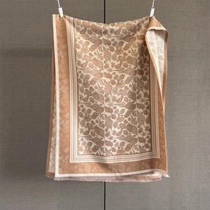 Detail eines Kaschmir-ähnlichen Schals mit Vintage-Meeresmustern und Fransenrand