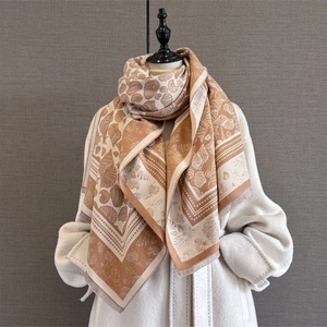 Warmer Kaschmir-ähnlicher Schal mit Muschelmuster und Fransen auf weißem Mantel