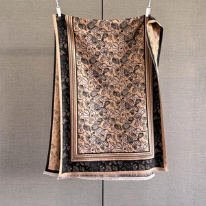 Detail eines Kaschmir-ähnlichen Schals mit Muschelmustern und Fransenkanten