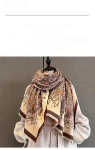 Details des Vintage-Blumenmusters auf dickem Kaschmir-Imitat-Schal mit Fransenkanten