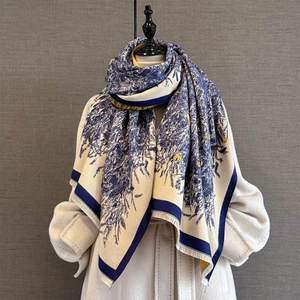 Nahaufnahme des Jacquard-Kaschmirschals mit blauen Waldmustern und feinen Quasten