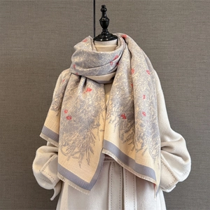 Dickes Schal-Cape aus Kaschmir-Imitat mit Jacquard-Blumenmuster und Fransen
