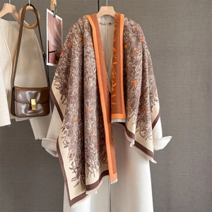 Dicker Jacquard-Pashmina-Schal mit orangefarbenem Waldmuster und Fransen auf weißem Mantel