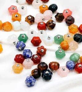 Détail macro de divers pendentifs fleurs en pierre naturelle colorée avec fermoirs argentés