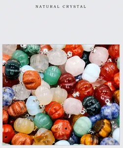 Vue détaillée de pendentifs citrouille en cristal naturel avec bélières en métal