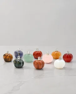 Vue détaillée de divers pendentifs citrouille en cristal naturel avec attaches en métal
