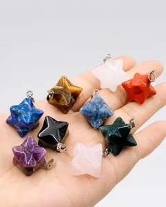 Main tenant divers pendentifs étoile Merkaba 24mm en améthyste et pierres naturelles