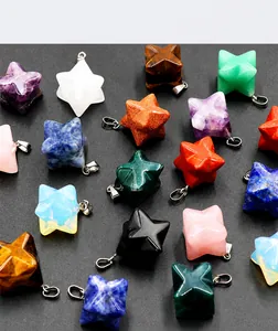 Détails macro de divers pendentifs étoiles Merkaba en cristal naturel avec anneaux