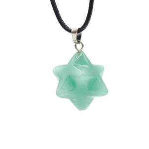 Pendentif Merkaba en pierre verte 24mm avec étoile géométrique et cordon noir tressé