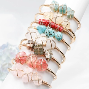 Vintage-Armreifen mit Golddraht umwickelt und natürlichen Edelsteinen wie Kristall und Achat