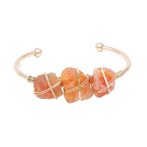 Goldenes Armband im Vintage-Stil mit drei rohen orangefarbenen Achaten und Drahtwicklung
