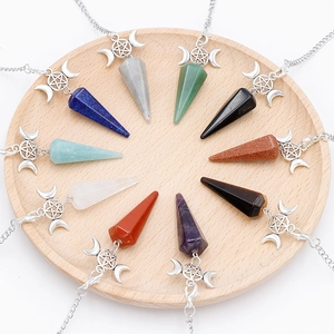 Set di 10 pendoli in cristallo con simbolo della tripla luna su vassoio di legno