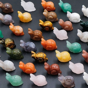 Kleine Schneckenfiguren aus Naturkristall wie Tigerauge Rosenquarz und Amethyst