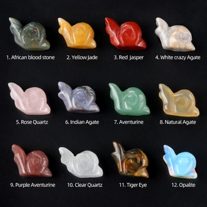 Set aus 12 handgeschnitzten Kristall-Schneckenfiguren in verschiedenen Natursteinen