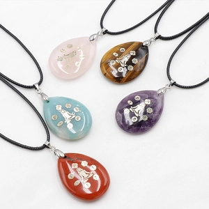 Pendentifs en cristal naturel en forme de goutte avec gravure de Bouddha de yoga