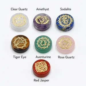 Coffret pierres de chakra avec symboles dorés pour méditation et guérison énergétique