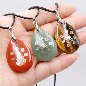 Trois pendentifs en cristal avec symboles yoga chakra en jaspe, aventurine et oeil de tigre