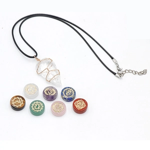 Set de 7 piedras de chakra con collar colgante de cuarzo transparente envuelto en hilo