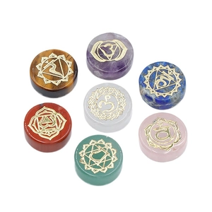 Set de 7 piedras naturales de chakra con símbolos dorados grabados para sanación