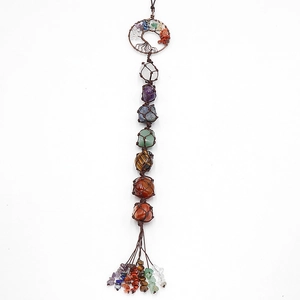 Vue détaillée du pendentif arbre de vie fait main avec sept pierres naturelles chakra