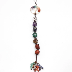 Détail macro du pendentif de voiture arbre de vie 7 chakras avec pierres naturelles