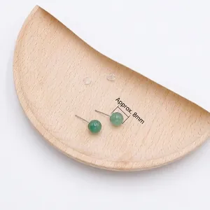 8mm grüne Naturkristall-Ohrstecker mit runden Perlen und silberfarbenen Metallstiften