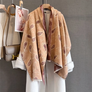 Détail d'une écharpe pashmina camel avec motif cachemire et franges délicates