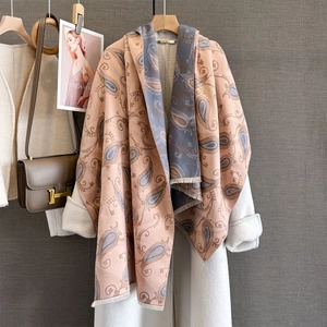 Détail d'un châle pashmina à motif paisley avec de longues franges et une texture douce
