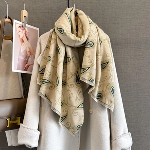 Détail de l'écharpe cachemire à motif paisley crème et vert avec bords à franges douces