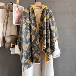 Longue écharpe châle à motifs cachemire gris et jaune avec bordures à franges