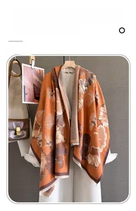 Détail de l'écharpe orange imitation cachemire avec motif feuilles de ginkgo et franges