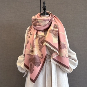 Écharpe rose en cachemire avec motif jacquard de feuilles de ginkgo et franges