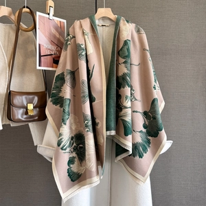 Détail du motif jacquard feuilles de ginkgo sur une écharpe d'hiver épaisse en cachemire