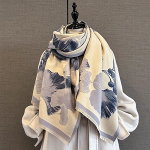 Détail de l'écharpe épaisse en cachemire avec jacquard de feuilles de ginkgo et franges