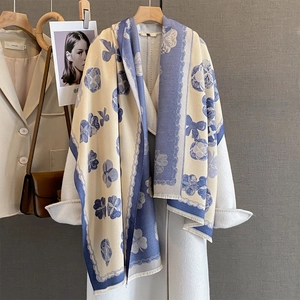 Châle élégant à motif floral crème et bleu marine avec de fines bordures frangées