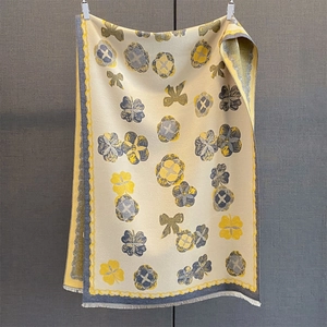 Détail d'une écharpe à fleurs avec texture douce style cachemire et bordures à franges