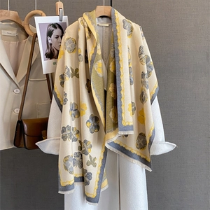 Détail de l'écharpe à fleurs et papillons avec motifs de chaînes et finitions à franges