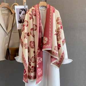 Détail du motif floral jacquard et des franges sur cette écharpe épaisse effet cachemire