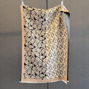 Détail de l'écharpe au toucher cachemire avec jacquard paisley et finitions franges