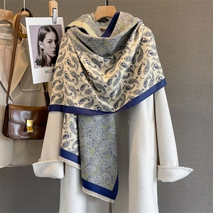 Écharpe cachemire à motif paisley beige avec bordures bleues et des franges