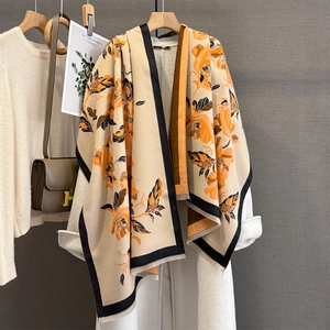 Écharpe florale beige avec motifs orange et franges délicates pour femme en hiver